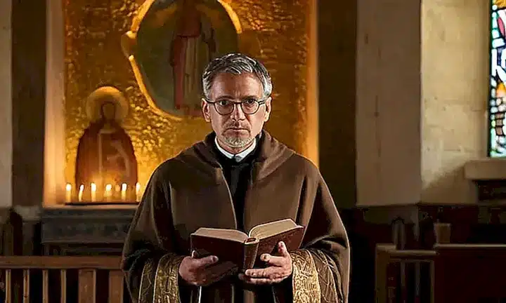 La capilla muestra una combinación de elementos sobrios y ornamentados con figuras veneradas representando a Santiago