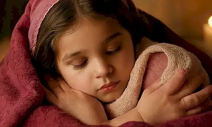 Una joven madre abraza con cariño al nuevo nacido que sostiene entre sus brazos