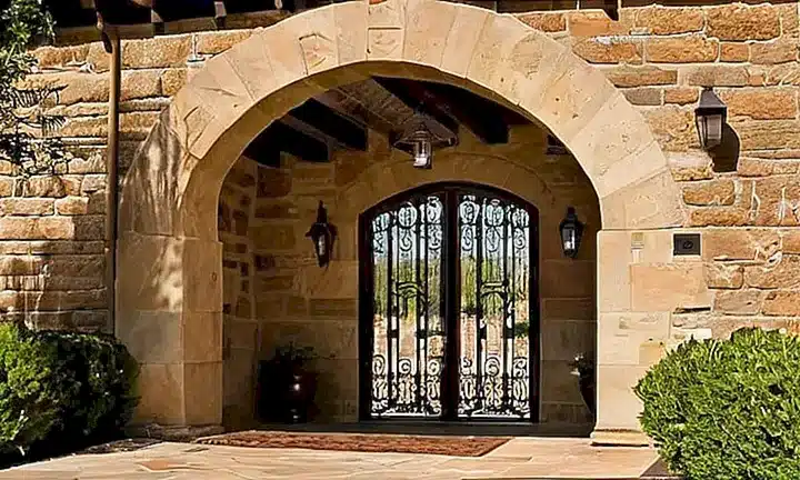 La fortaleza mantiene su esencia antigua con paredes de piedra marrón aparente y detalles arquitectónicos vetustos