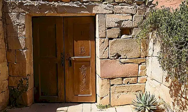 La escena muestra un vestigio antiguo de una fortaleza con detalles vetustos y envejecidos por la naturaleza