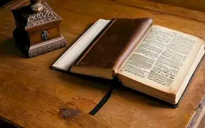 Un libro de cuero descansa sobre una mesa de madera