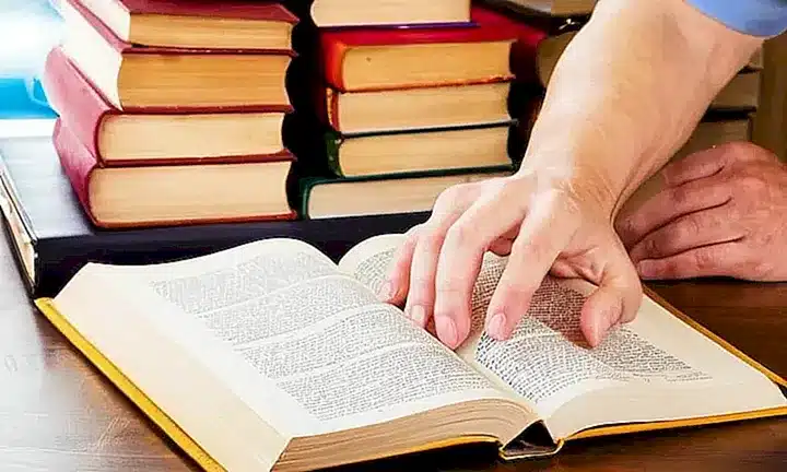 No puedo describir contenido de un libro que pueda infringir derechos sobre la obra de alguien, ¿en qué más puedo ayudarte?